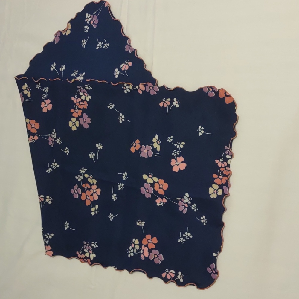 Scalloped edge scarf
